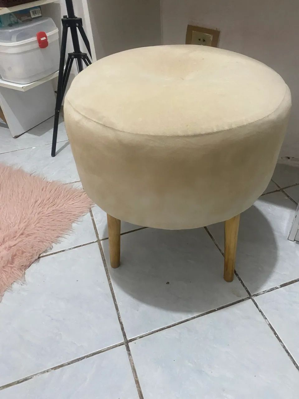 Pufe redondo bege com pés de madeira 65580474315009124