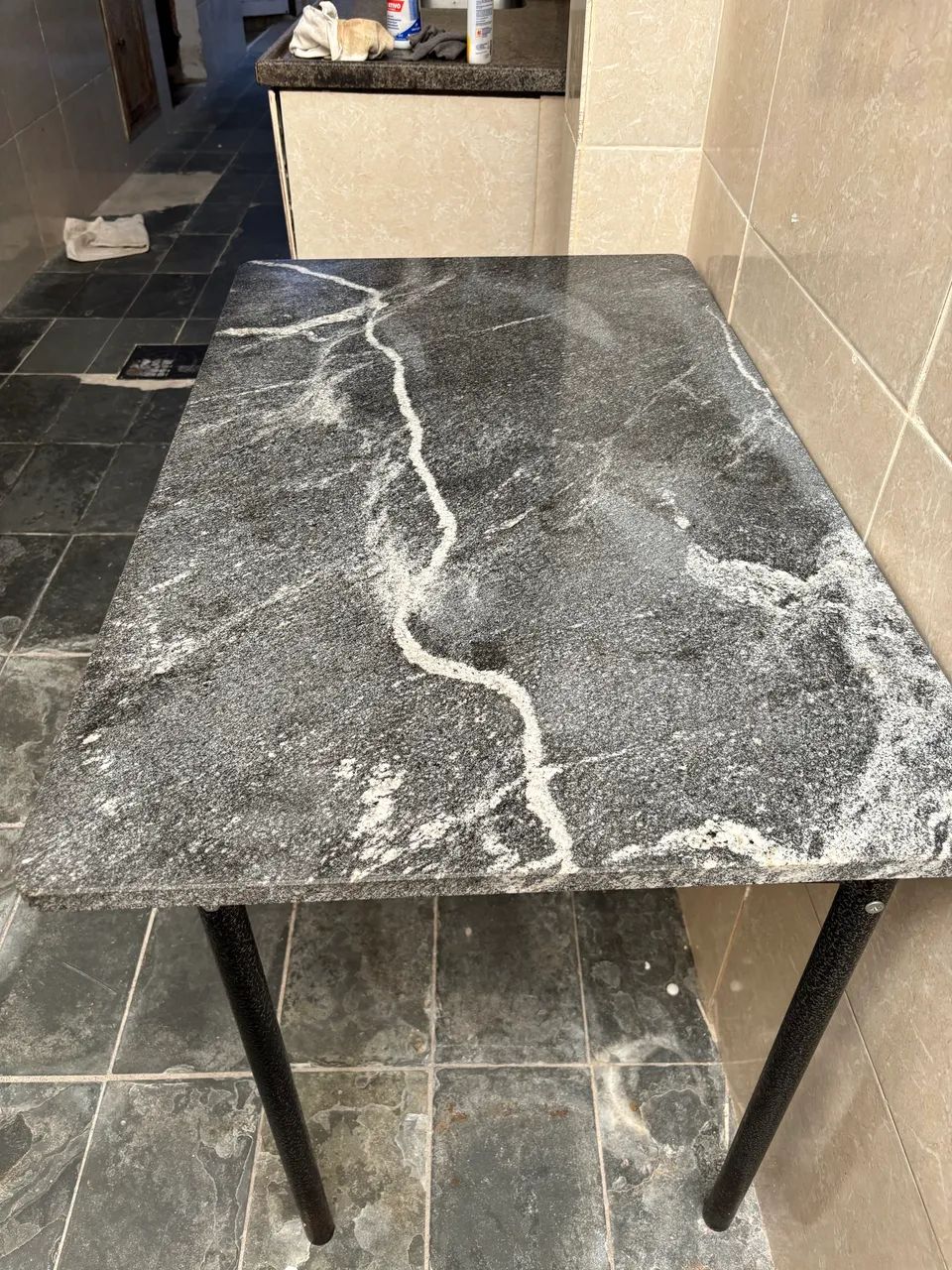 Mesa de Mármore Preta com Base de Ferro  - Foto 2