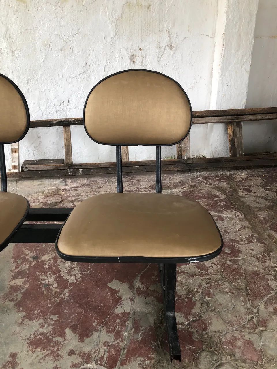 Vendo cadeira de recepção com 03 unidades  - Foto 4