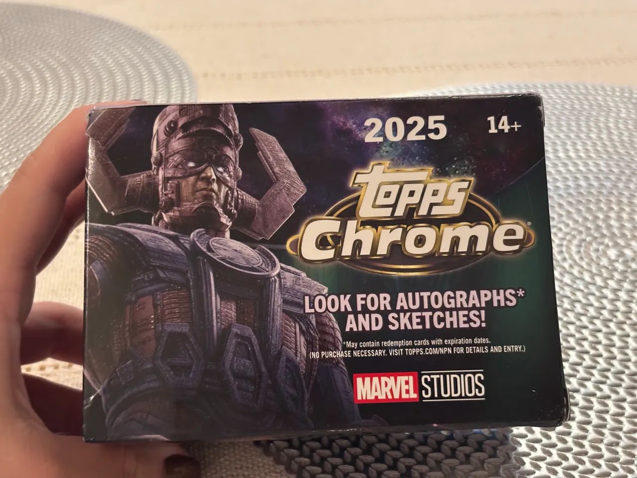 Colecionável Topps Chrome 2025 MCU - Foto 3