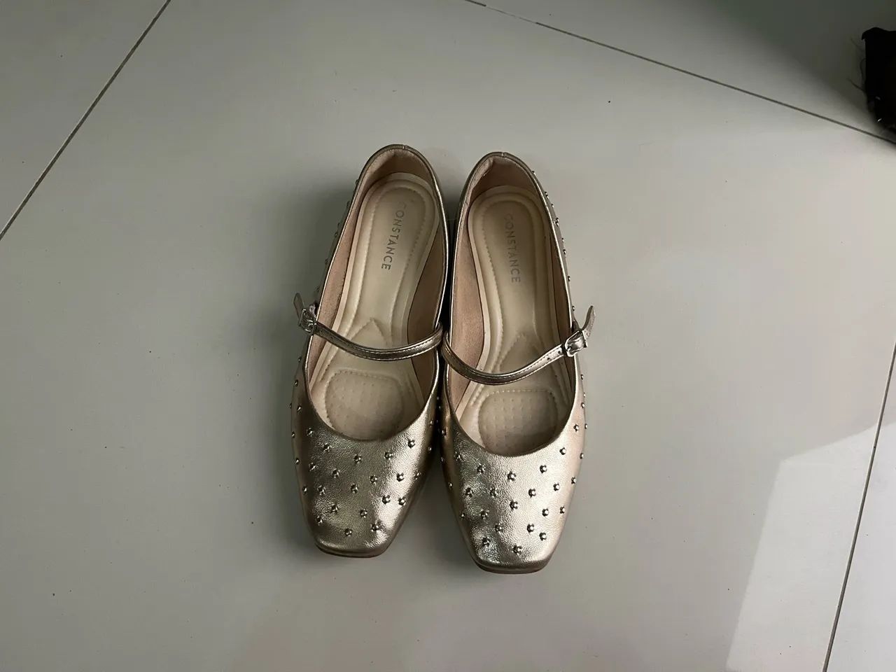 Sapatilha Mary Jane Constance Dourada - Tachas/Spikes e Tira com Fivela - Foto 3