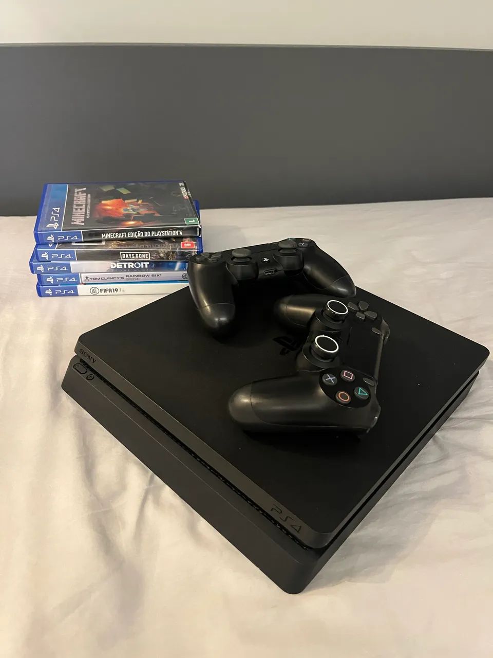 PS4 Slim 1TB + 2 Controles e 5 Jogos 
