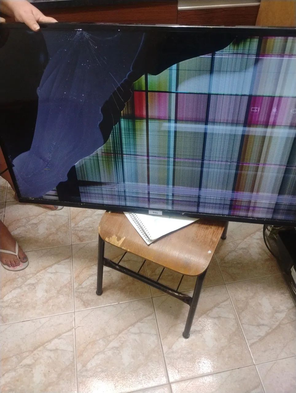 Tv smart TCL com tela quebrada  - Foto 2