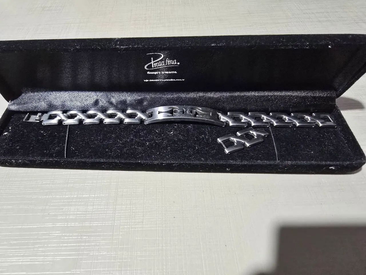 Pulseira masculina da marca Prata Fina (a pulseira é de aço)