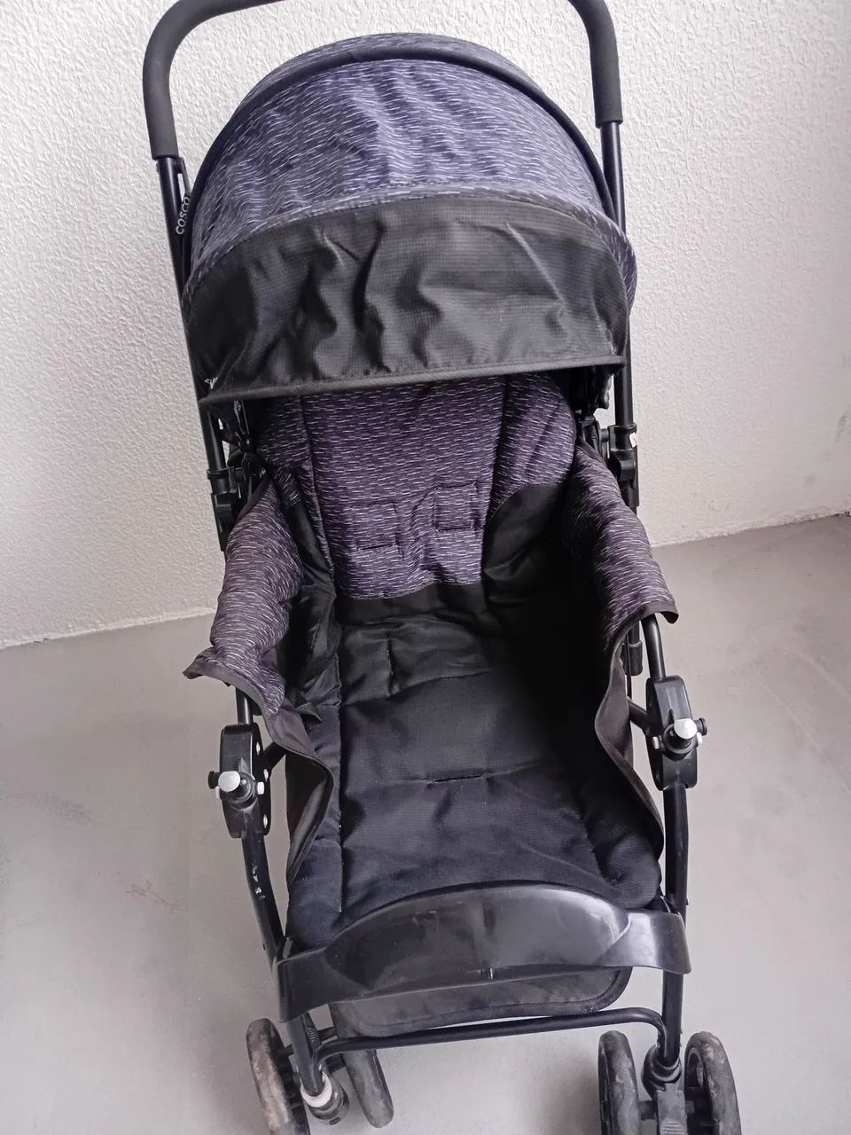 Carrinho de bebê com bebê conforto da Cosco