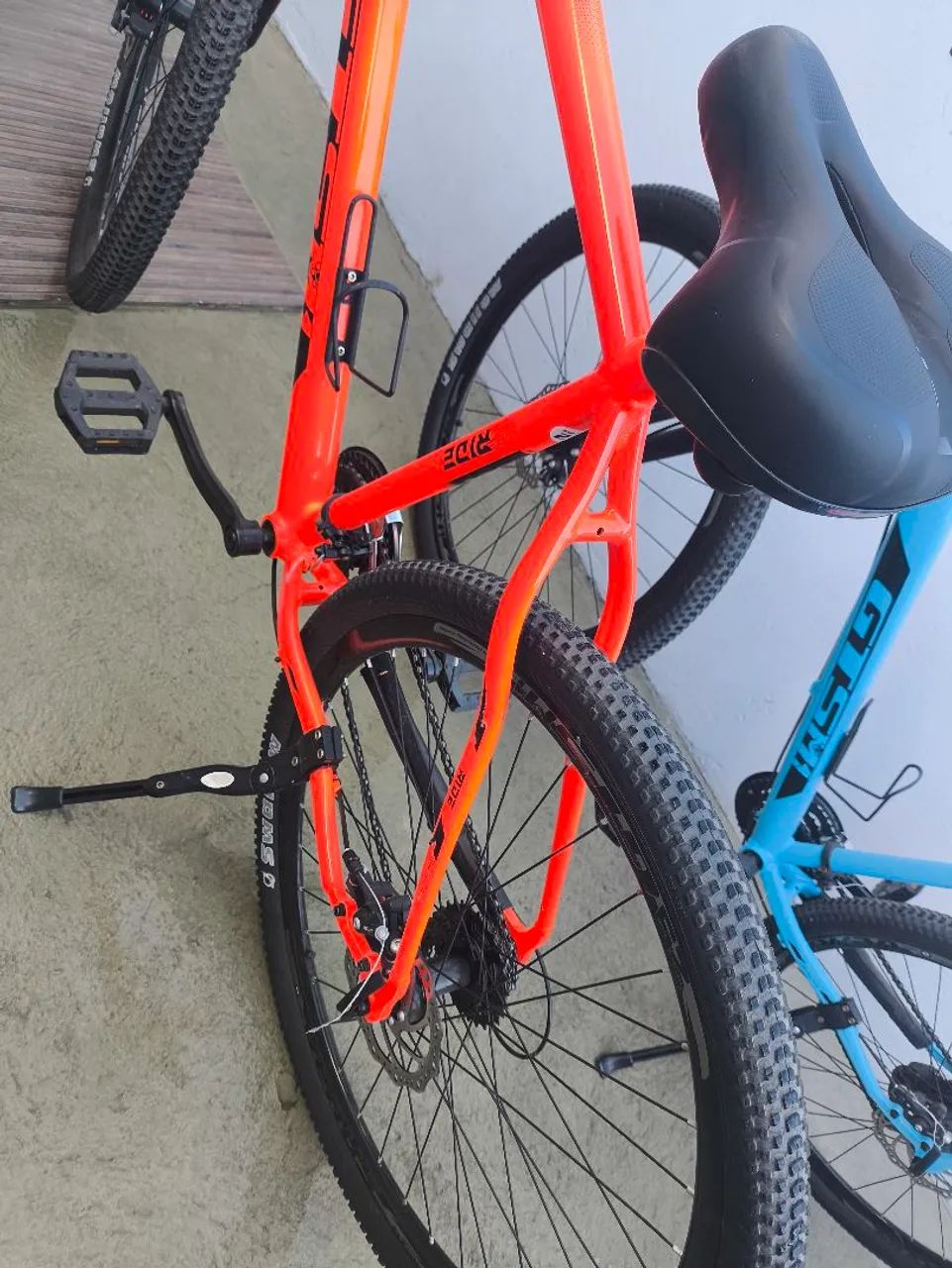 Bicicletas Laranja e Azul - Foto 5