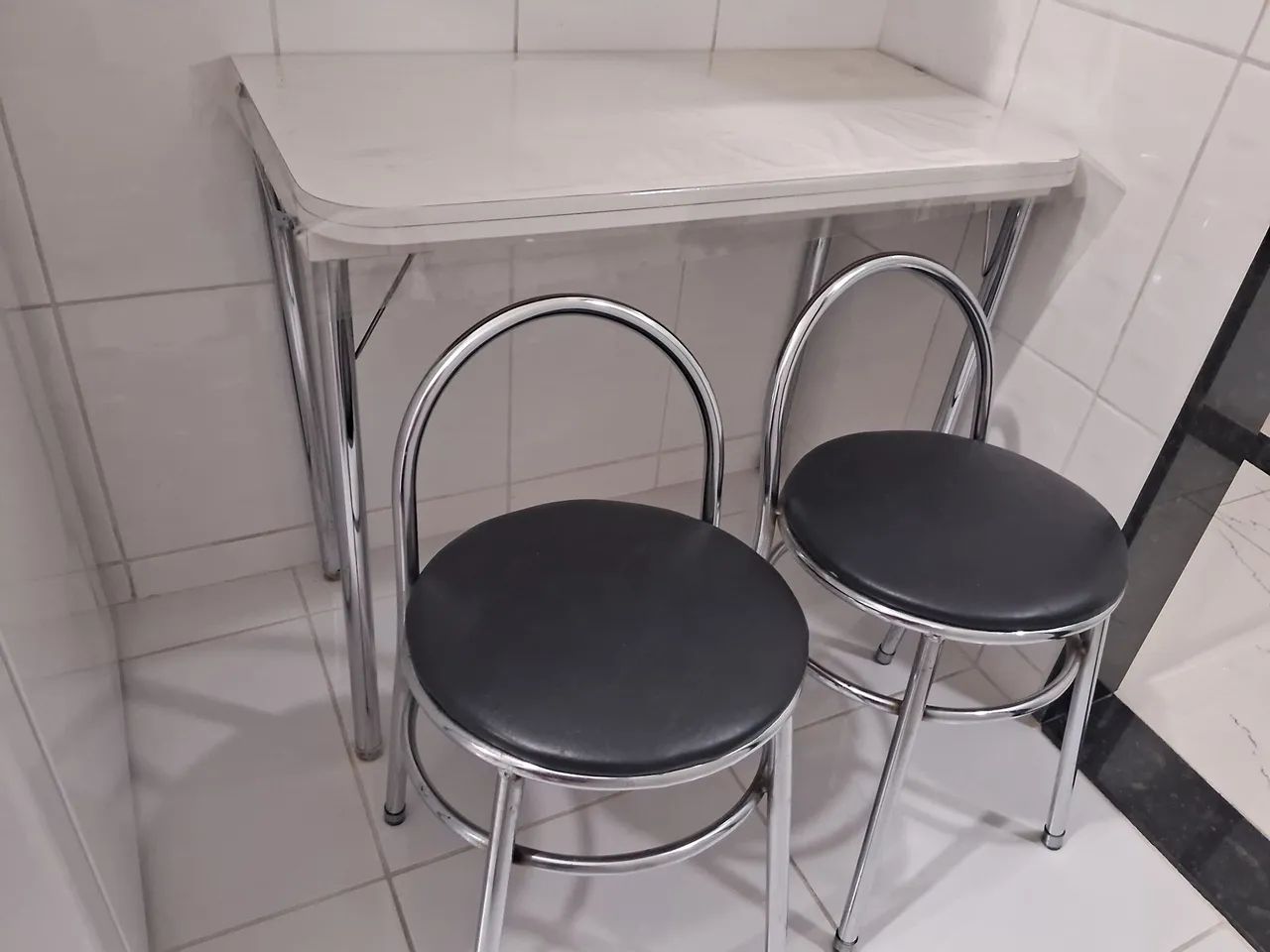 Mesa + 2 banquetas .Otimo preço!!
