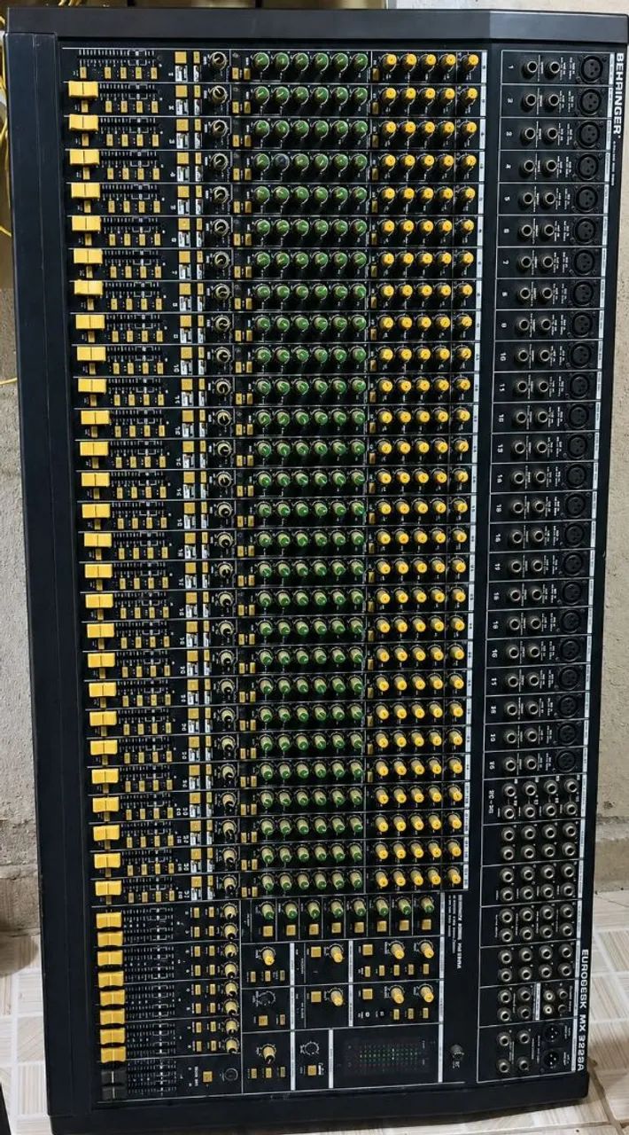 MX3282A, uma mesa de 32 canais.