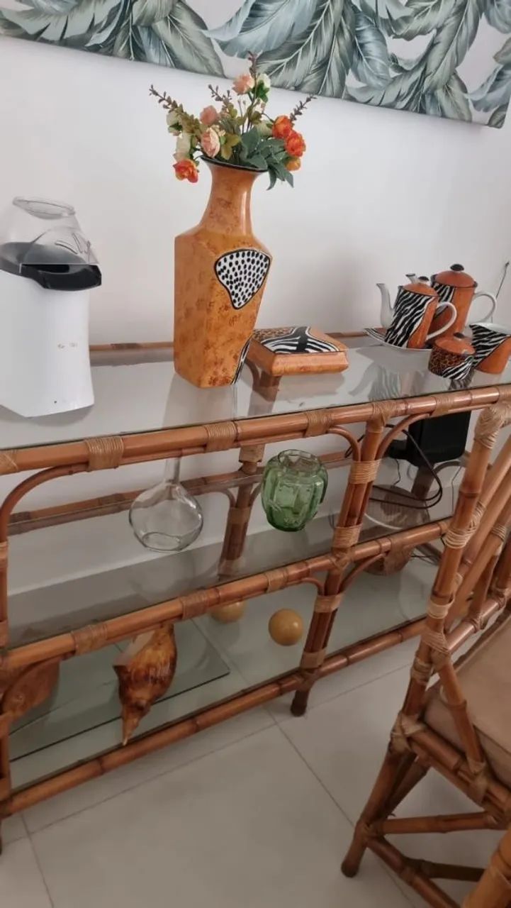 Mesa retangular com seis cadeiras, aparador e masinha lateral, todos em bambu e vidro. - Foto 2
