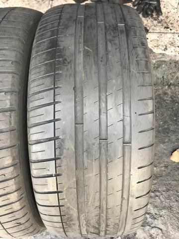 Pneus 235/45/17 Michelin meia vida (não são riscados) - Foto 2