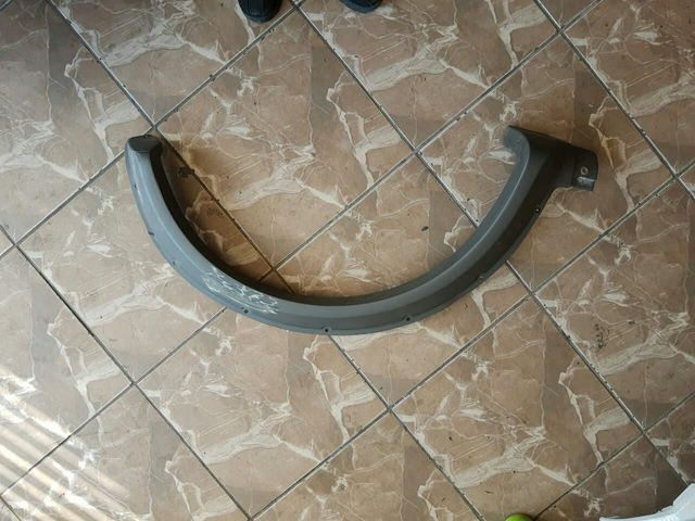 Moldura do vão de roda dianteiro direito Suzuki Jimny