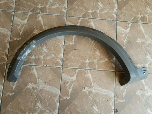 Moldura do vão de roda dianteiro esquerdo Suzuki Jimny
