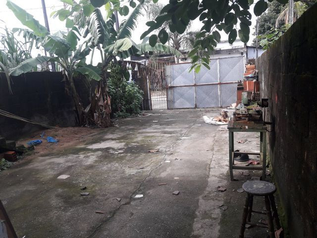 Terreno com casa construída