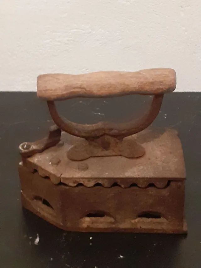 Ferro de Passar Roupas à Carvão Peça para Colecionadores  - Foto 3