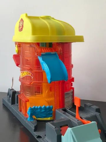 Pista Hot Wheels City Super Quartel Dos Bombeiros