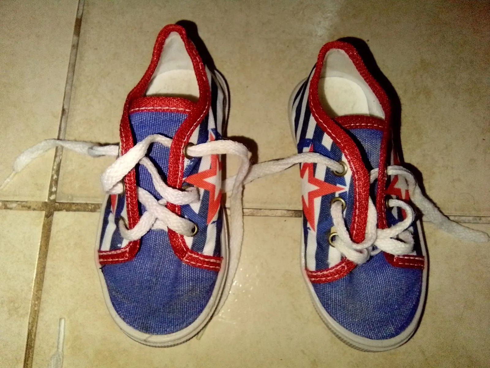 4 PARES SAPATOS MASC. N°22/23. INFANTIL  - Foto 3