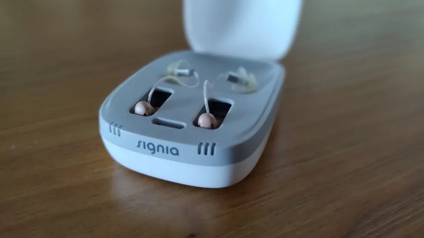 Aparelho audivitivo Signia Motion Charge&Go com carregador Inductive Charger II