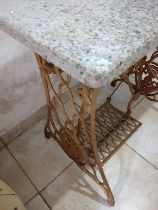 Vendo pé de Máquina Antigos modelo Arranha , com pedra de Mármore  - Foto 2