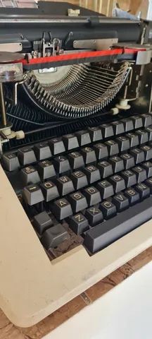 Máquina de escrever em funcionamento  - Foto 6