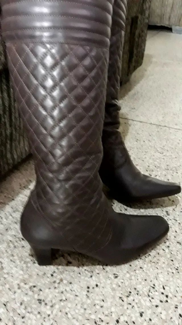 Bota marrom de cano longo da Stiletto  - Foto 4