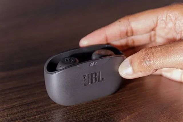 Fone de ouvido JBL Wave Buds Branco e preto  - Foto 3