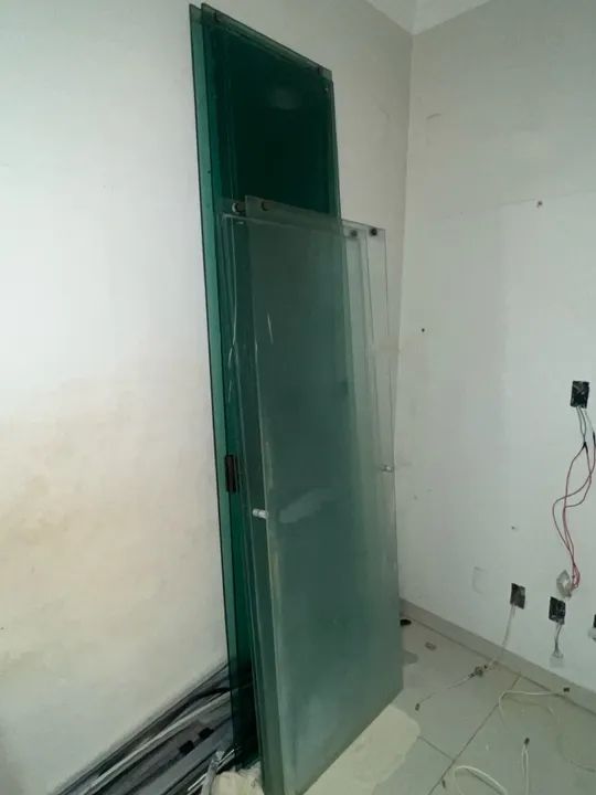 Porta de vidro temperado verde medindo 2,00mt x 2,50mt - Foto 4