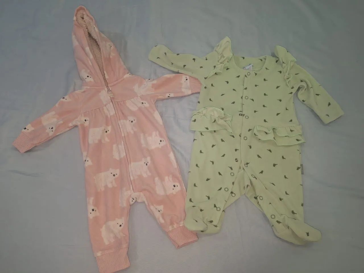 Dois Macacões para Bebê da Carters -Tamanho M