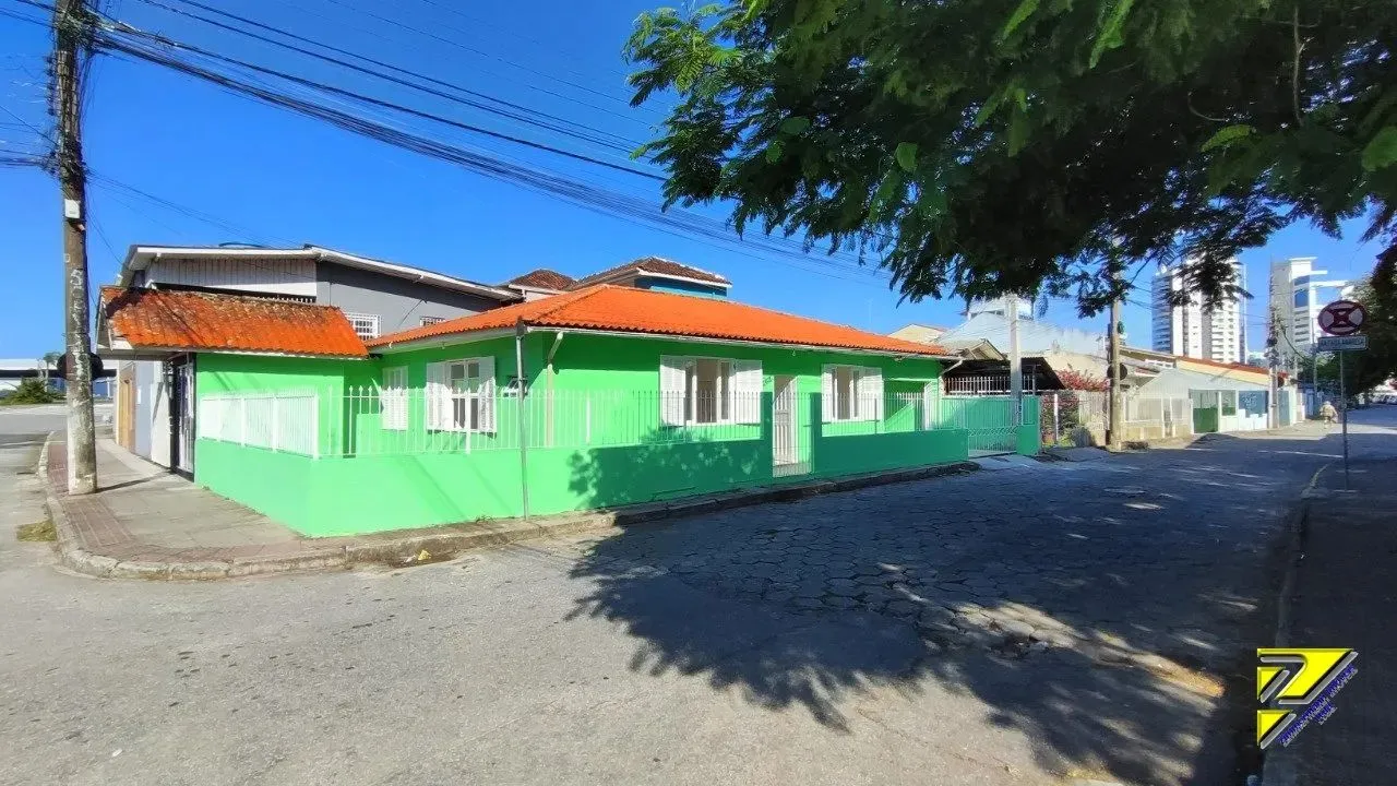 Casa para locação 5 minutos até a beira mar do estreito.