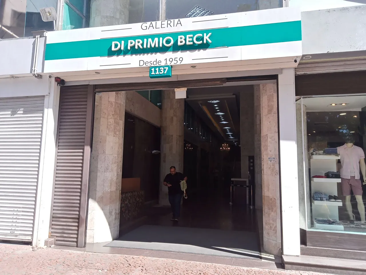 Sala de frente com sacadao direto com proprietário- Galeria Di Primio Beck