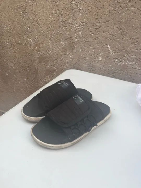 Chinelo Nike asuna, sem detalhes, só está sujo, pois vai até a pessoa limpo!