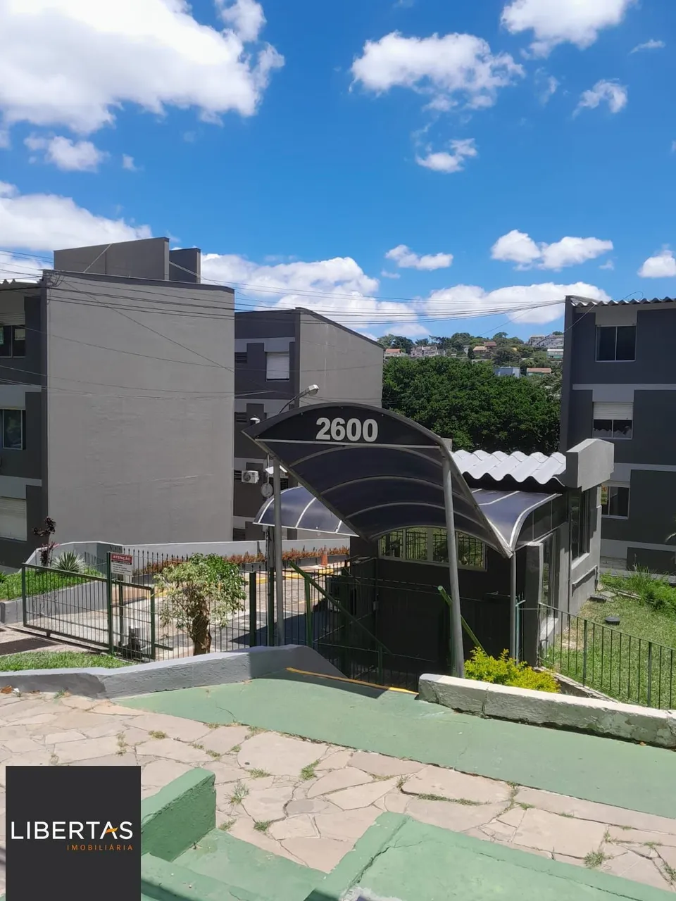 Apartamento com 02 dormitórios com vaga de garagem por convenção