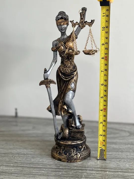 Estatueta Deusa Themis/ Dama da justiça - material em resina de alta qualidade 29 Cm - Foto 3