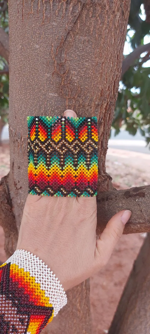Pulseira indigena Kamanawã artesanal de miçangas coloridas