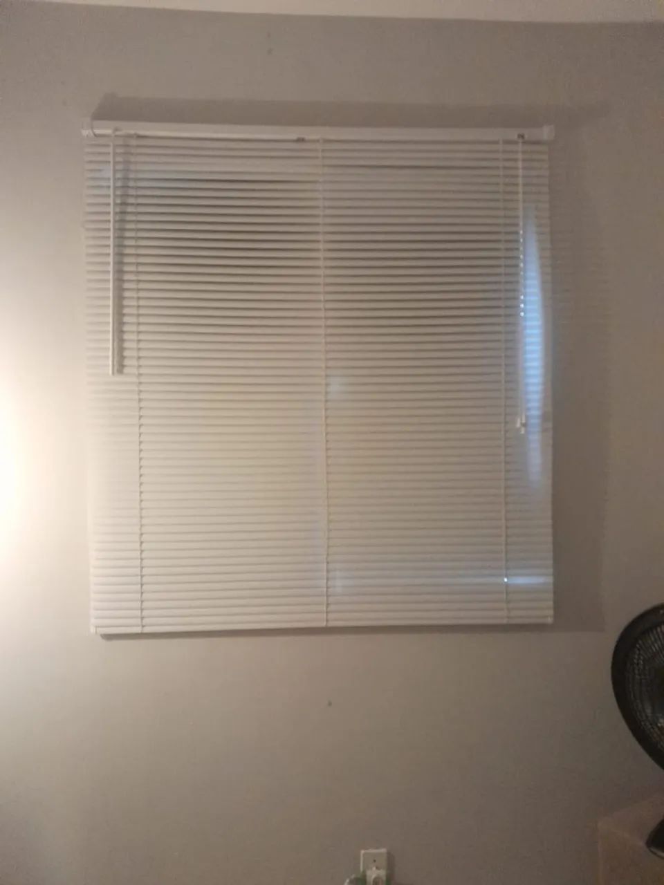 Cortina persiana branca conservada64872652256131120