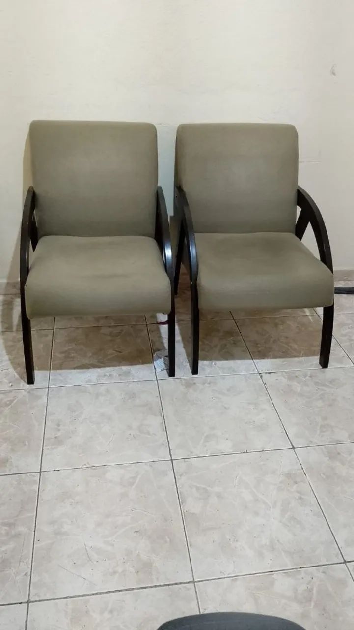 Poltronas em madeira maciça