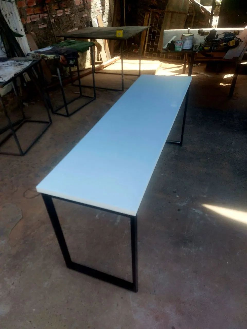 Mesa com tampo branco e estrutura de ferro - Foto 2