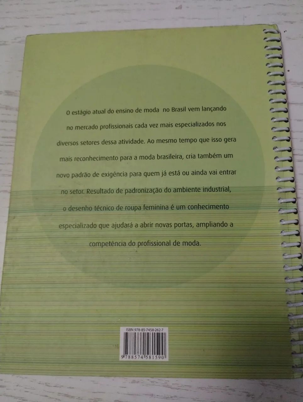 Livro desenhos técnicos de roupa feminina terceira edição editora Senac - Foto 3
