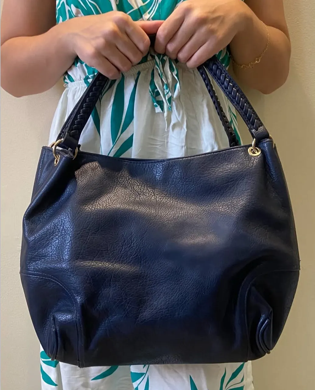 Bolsa de ombro azul marinho com detalhes em couro