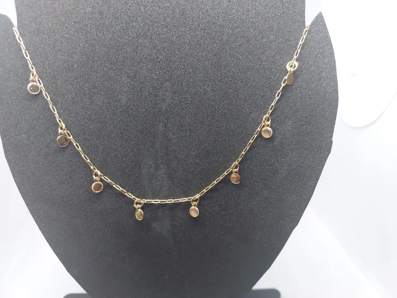 Colar choker banhado a ouro com pingentes redondos