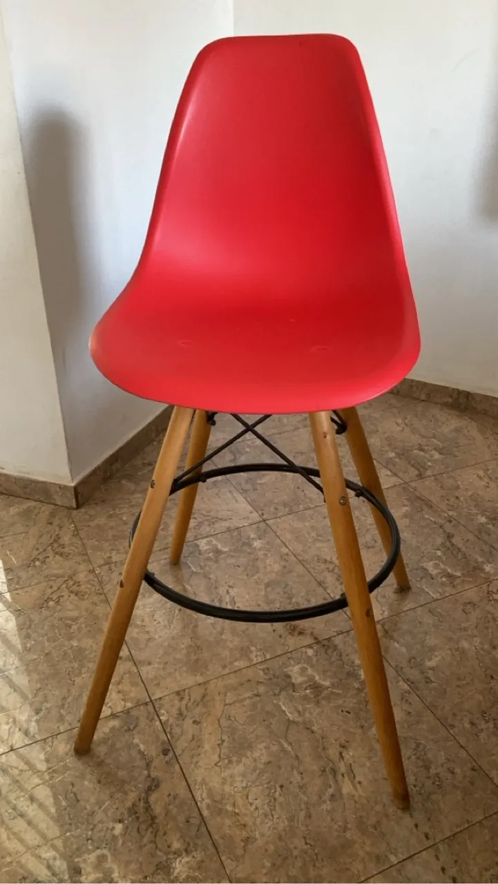 Banqueta vermelha estilo Eiffel