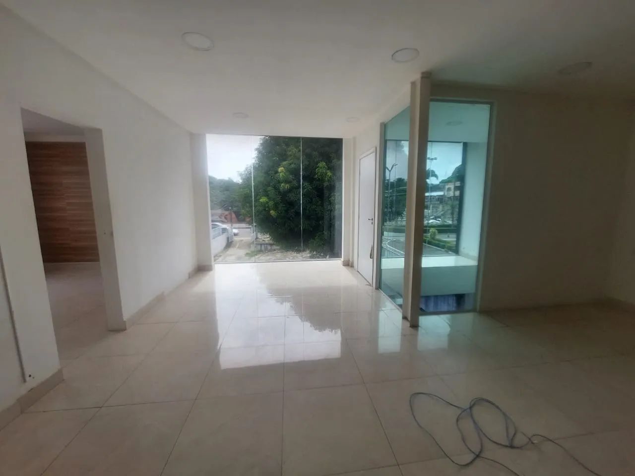 Sala comercial no 1º andar com 110m² no blindex - Na Constantino Nery - Foto 3