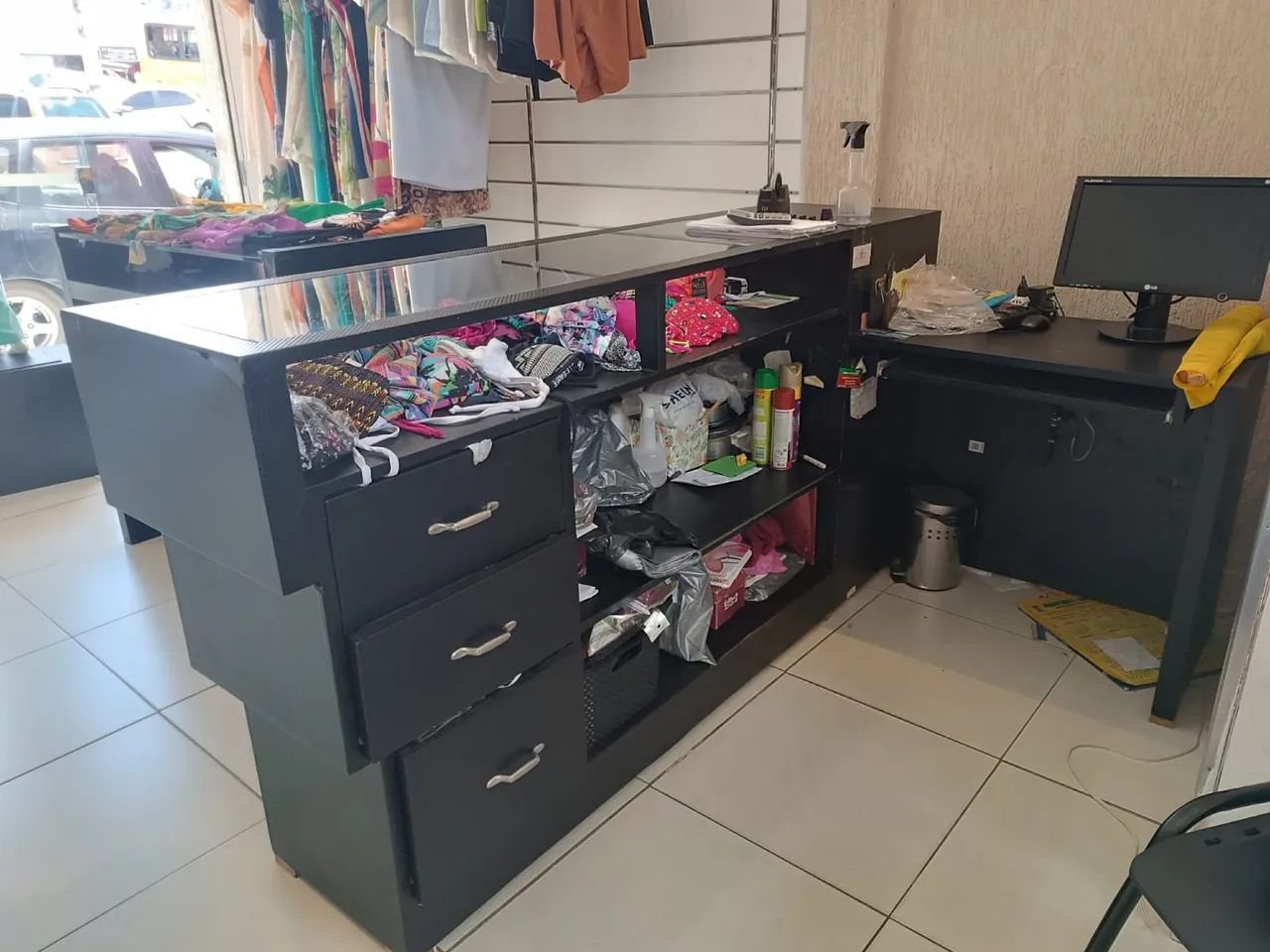 Móveis de Loja para Roupas + 2 Manequins - Imbuia 100% MDF