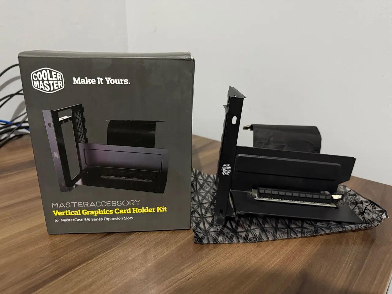 Suporte Vertical para Placa de Vídeo Cooler Master 