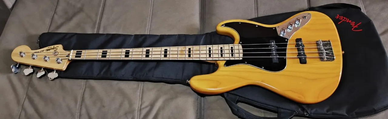 Contra Baixo Fender Squier Classic Vibe 70S Jazz Bass + Kit Equipamentos