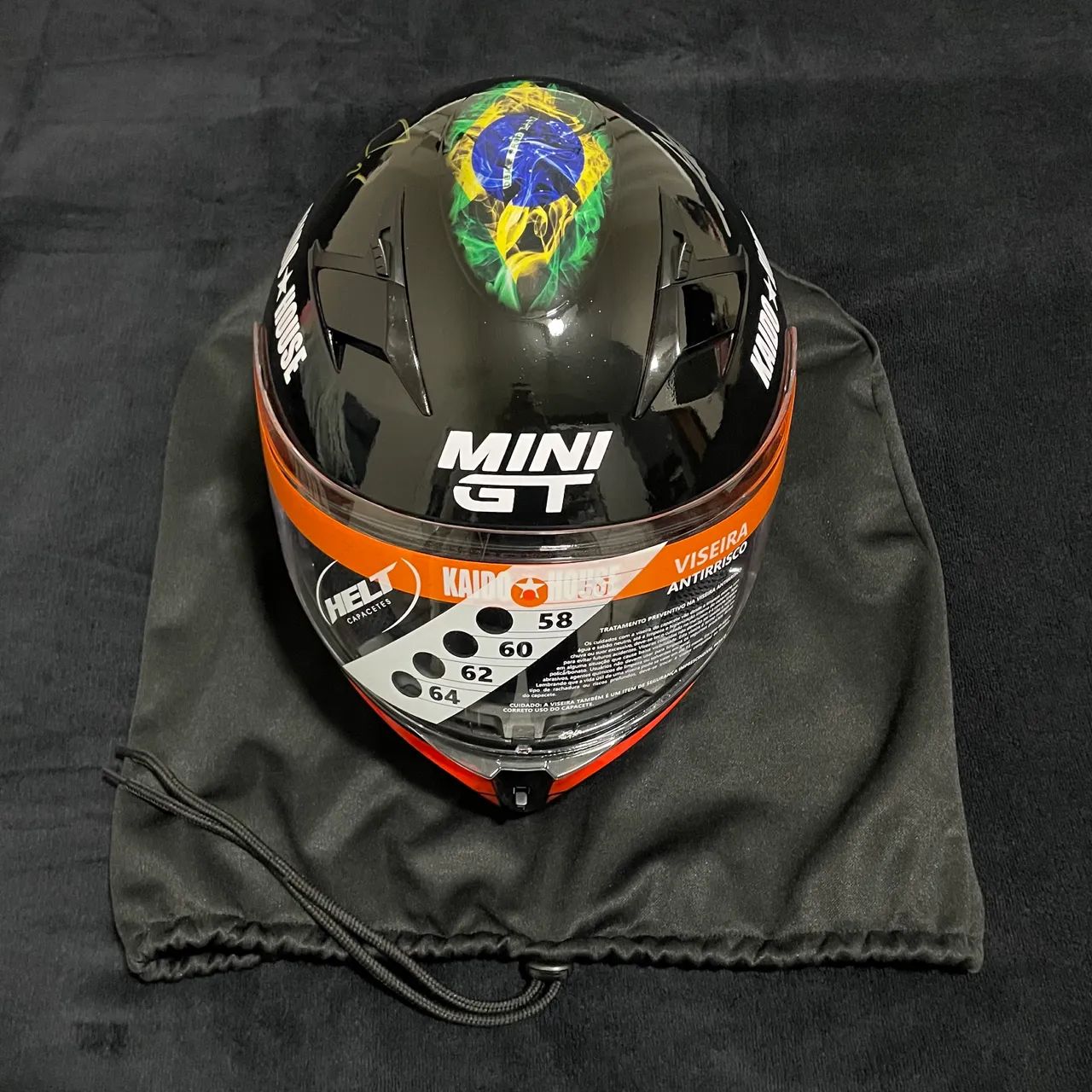 Mini GT - Capacete Salão Diecast 6