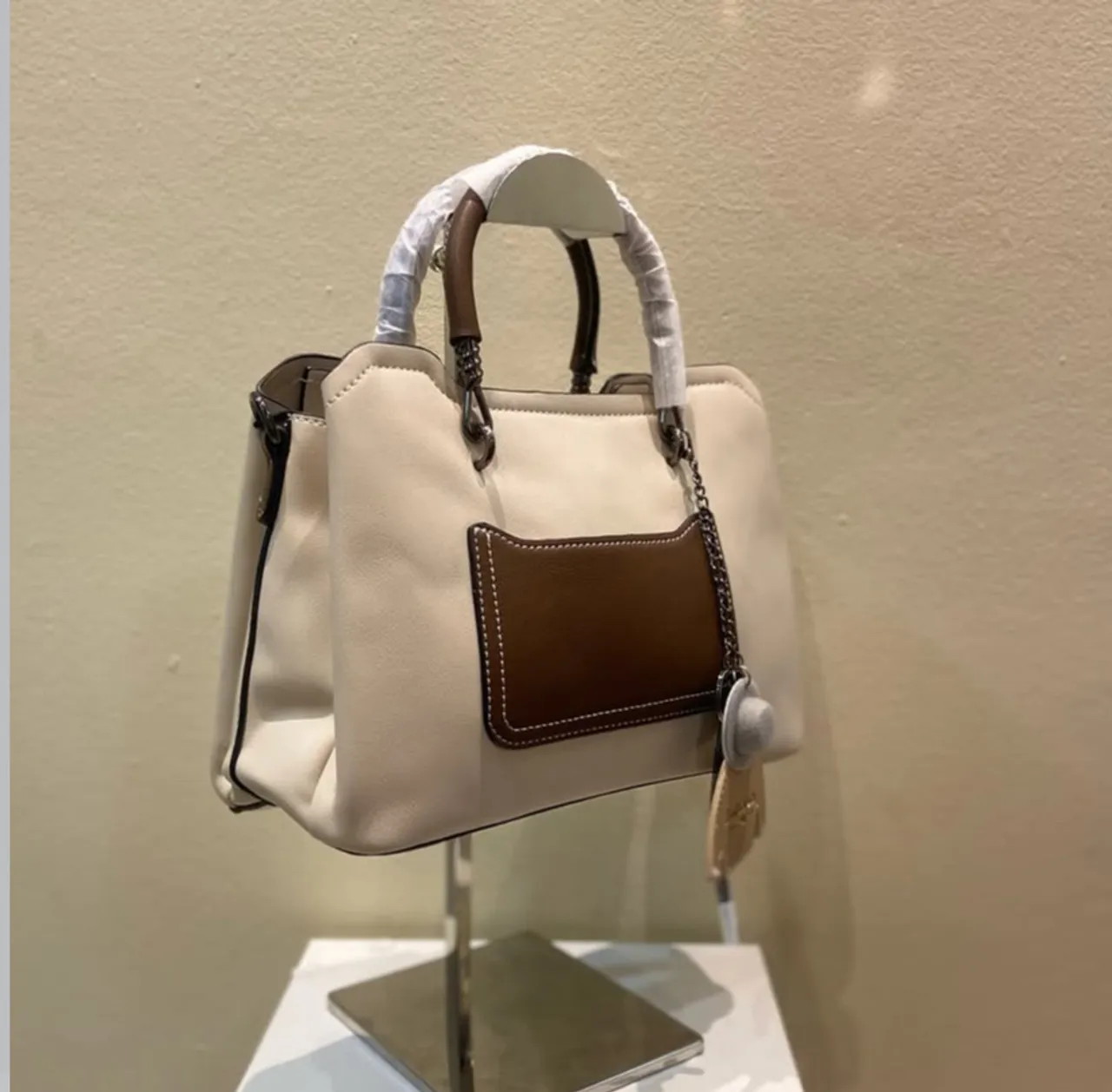 Bolsa de Mão Coach Clara com Detalhe Marrom - Elegância