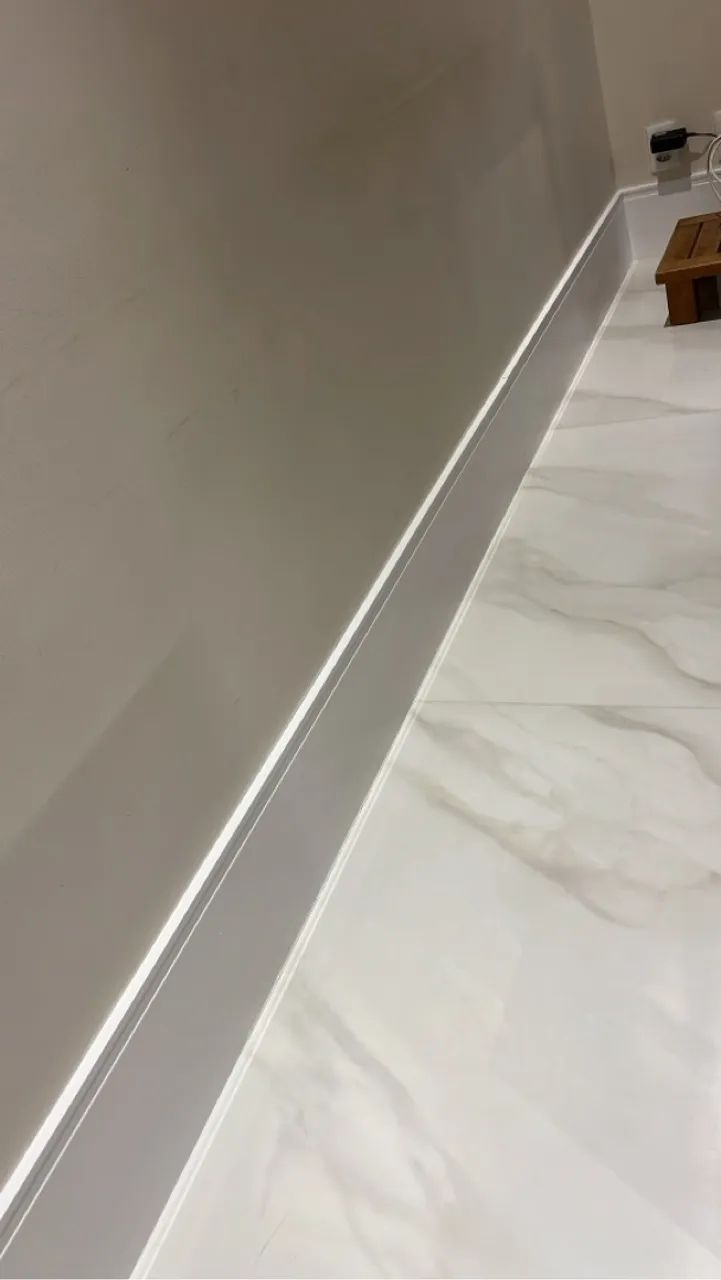 Instalação de rodapé  Santa Luzia ,Poreletano  , MDF   com acabamento 