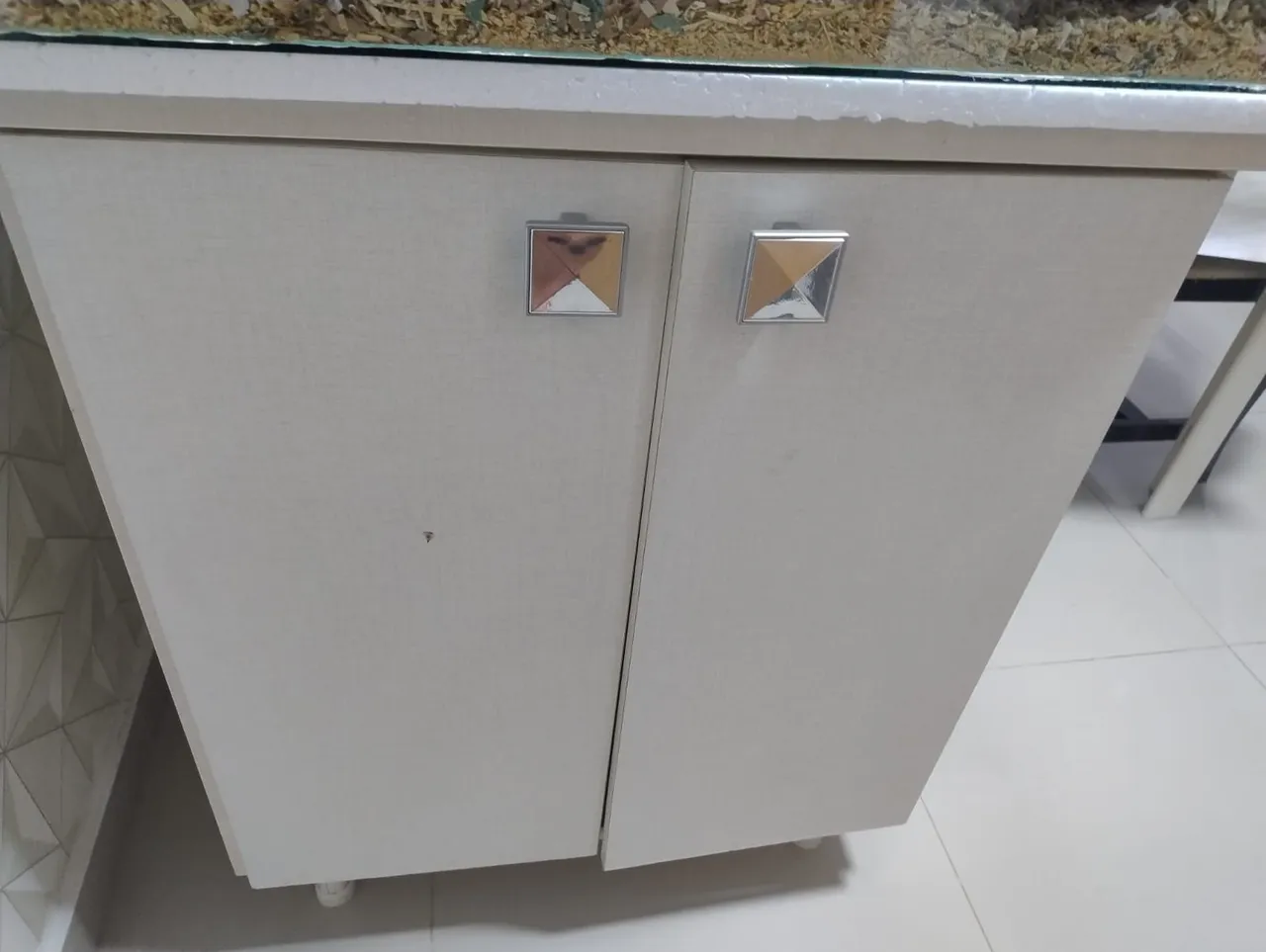 Armário de organização branco com duas portas