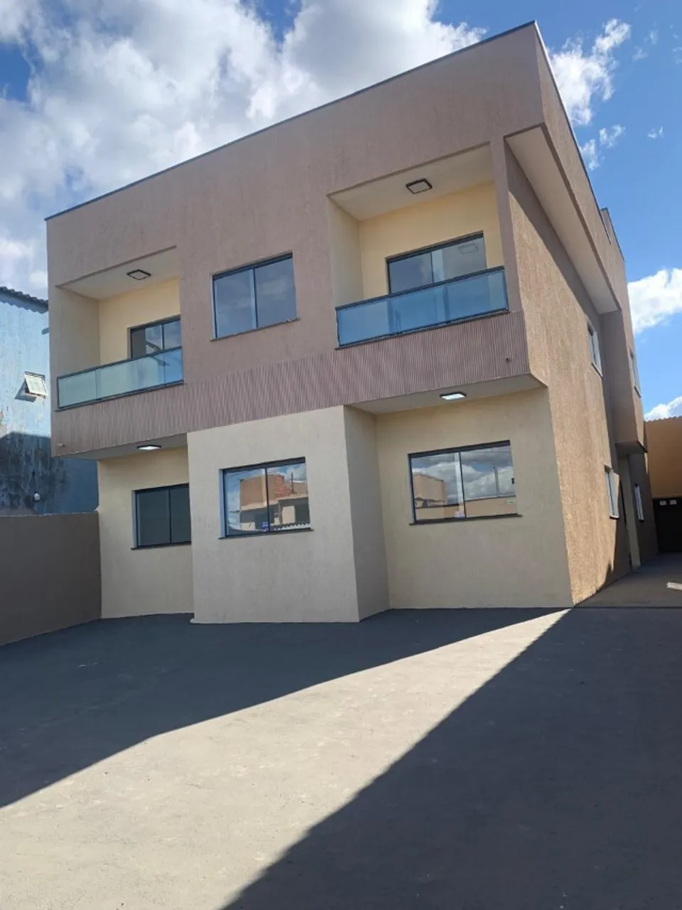 Á VENDA DE APARTAMENTO COM VARANDA - 190 MIL.
