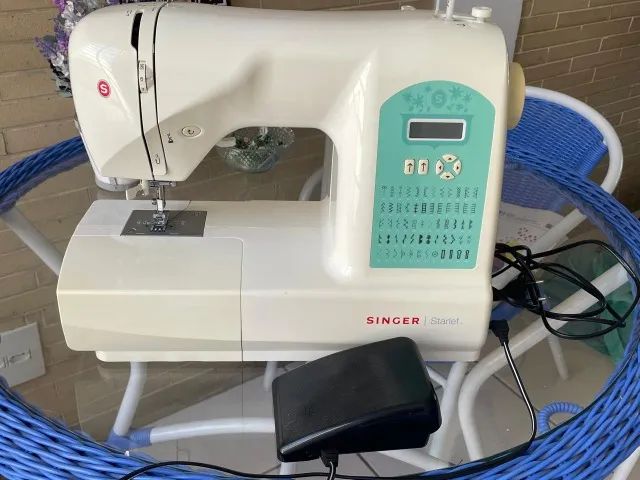 Maquina de Costura Singer Starlet 6660, Semi-nova - Foto 6